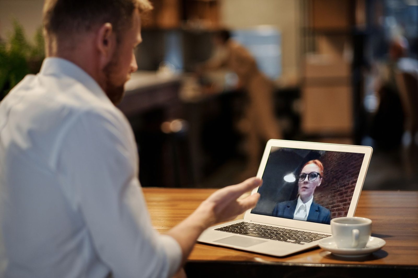 Zwei Personen, die optisch über eine Webcam verbunden sind